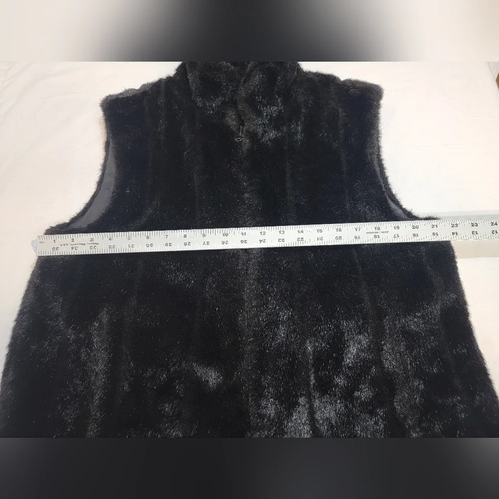 Reversible Black Faux Fur Vest Unbranded M/L Zipper closure slit pockets